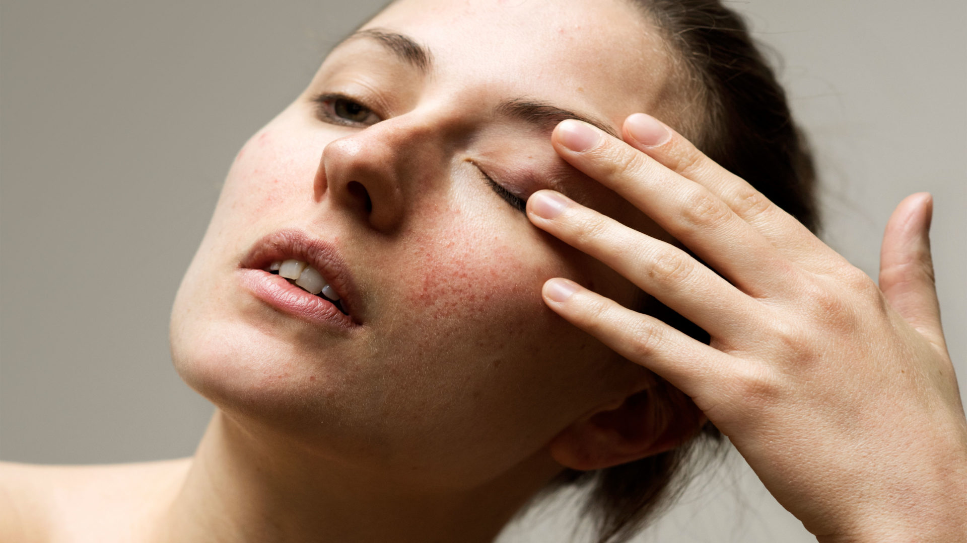 Model poses without makeup